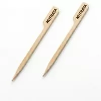 Palito de madeira personalizado para sanduíches, lanches e finger foods, produzido em madeira natural com acabamento liso e resistente.