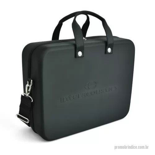 Pasta executiva personalizada - Case em E.V.A termomoldado revestido em tecido esportivo; fechamento por zíper duplo e possibilidade de alças longas ou curtas para facilitar seu transporte.   Se você precisa de um case tamanho grande para levar grandes volumes ou acomodar peças exclusivas de sua empresa, esse é o case ideal.  Gravação da logo aparecerá em alto relevo. Possuímos ainda uma variada gama de cores à sua disposição para combinar com o logo da sua marca ou com a temática de determinada campanha promocional.
