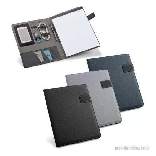 Pasta executiva personalizada - Pasta A4 em linho sintético e c. sintético com fecho magnético. O interior contém um caderno de 20 folhas pautadas, suporte para esferográfica (não inclusa), bolso para smartphone e suportes para cabos ou outros acessórios (não inclusos). Placa metálica com acabamento emborrachado. 233 x 310 x 18 mm | Placa: 50 x 30 mm