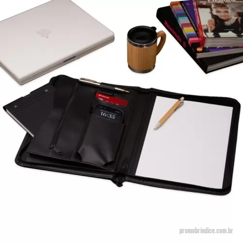 Pasta executiva personalizada - Pasta convenção de couro sintético com zíper, possui um compartimento grande para arquivar documentos, compartimento interno com zíper, uma divisória pequena para documentos, suporte para cartão, e um bolso para celular. Acompanha um bloco A4 com aproximadamente 20 folhas brancas não pautadas.