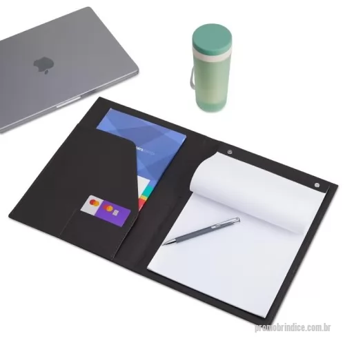 Pasta executiva personalizada - Pasta convenção de couro sintético, possui porta caneta, compartimento para arquivar documentos, dois bolsos para cartões e um bloco com aproximadamente 25 folhas brancas não pautadas.