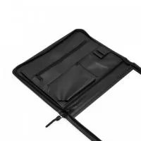  Pasta convenção de couro sintético com zíper, possui um compartimento grande para arquivar documentos, compartimento interno com zíper, uma divisória pequena para documentos, suporte para cartão, e um bolso para celular. Acompanha um bloco A4 com aproximadamente 20 folhas brancas não pautadas.
