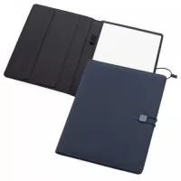 Pasta executiva com capa almofadada em tecido poliéster, contendo:  Bloco de anotações com 20 folhas; Porta Canetas; Porta Documentos; Porta Cartões.