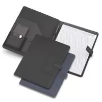 Pasta Executiva Almofadada com caderno de 20 folhas A4, Bolso na capa 8x12cm, Bolso interno para Cartões, Telefone e Documentos, Fechadura Magnética, Não acompanha caneta.