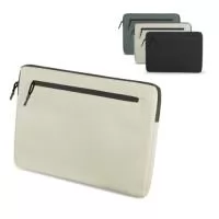 Porta notebook confeccionado em RPET 600D impermeável com revestimento em PVC, compartimento para notebook de até 14” e bolso frontal com zíper.