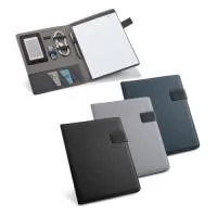 Pasta A4 em linho sintético e c. sintético com fecho magnético. O interior contém um bloco de 40 páginas pautadas, suporte para caneta esferográfica (não inclusa), bolso para smartphone e suportes para cabos ou outros acessórios (não inclusos). Placa metálica com acabamento emborrachado. 233 x 310 x 18 mm | Placa: 50 x 30 mm