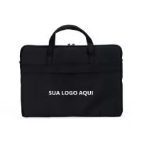 A pasta para notebook é confeccionada em poliéster impermeável, garantindo proteção contra respingos e maior durabilidade. Possui compartimento principal acolchoado, ideal para dispositivos de até 15,6 polegadas, além de bolso frontal para acessórios. Conta com duas alças de mão, abas para encaixe de alça transversal removível e faixa posterior para acoplar em malas, oferecendo praticidade em viagens e deslocamentos. Acompanha alça transversal ajustável, tornando-se um brinde funcional e sofisticado para clientes e colaboradores.