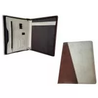 Pasta evento com bolso interno com zíper, divisões para cartões, canetas, e pen drive e bloco. Fechamento com zíper. *Incluso bloco de anotações com 30 folhas brancas. Dimensões: 25,5 x 35 cm (fechada) 52 x 35 cm (aberta). Grav. em baixo relevo.