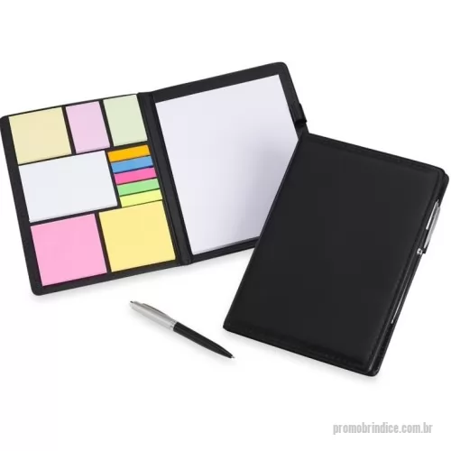 Pasta fichário personalizada - Kit para anotações em couro sintético com autoadesivos e caneta plástica. Contém seis blocos com aproximadamente 50 folhas, conjunto de cinco marcadores plásticos autoadesivos com aproximadamente 26 folhas, bloco A5 com aproximadamente 50 folhas e caneta esferográfica com carga azul e acionamento por clique.  Altura :  22,8 cm  Largura :  16,6 cm  Espessura :  1,7 cm