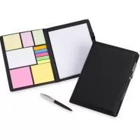 Kit para anotações em couro sintético com autoadesivos e caneta plástica. Contém seis blocos com aproximadamente 50 folhas, conjunto de cinco marcadores plásticos autoadesivos com aproximadamente 26 folhas, bloco A5 com aproximadamente 50 folhas e caneta esferográfica com carga azul e acionamento por clique.  Altura :  22,8 cm  Largura :  16,6 cm  Espessura :  1,7 cm