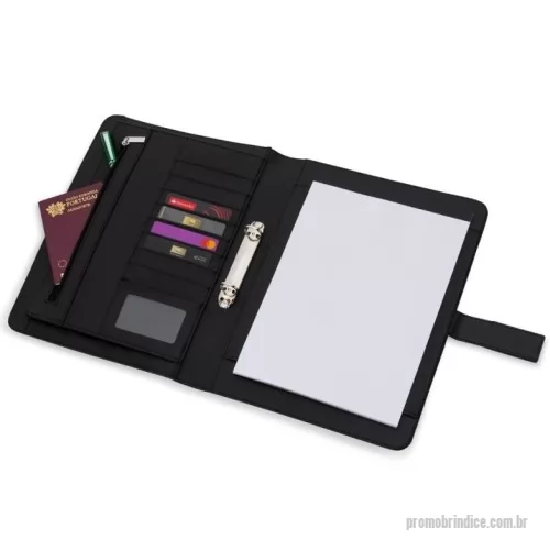 Pasta para congresso ou convenção personalizada - Pasta convenção com fecho imantado e plaquinha personalizável. Produzido em couro sintético, a pasta contém bolso lateral na contracapa e bolso com fechamento em zíper, além divisórias para cartões e/ou documentos com bolso lateral. Possui acesso para fichário de duas argolas e compartimento para bloco de folhas com aproximadamente 20 folhas brancas com pauta.  Largura :  25,7 cm  Espessura :  4,1 cm  Comprimento :  33,5 cm  Medidas aproximadas para gravação (CxL):  3,8 cm x 1,4 cm  Tamanho total aproximado  (CxL):  bloco de folhas 28,6 cm x 19,5 cm  Peso aproximado (g):  593