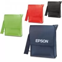 Pasta ideal para congressos, seminários e treinamentos, produzida em TNT ou Nylon 600 disponível em diversas cores. Possui bolso interno e porta canetas, fechamento por velcro e alça tiracolo. Medidas 26x33x06 cm. Gravação em serigrafia, bordado ou sublimação.