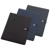 Pasta convenção com capa almofadada em tecido de poliéster. Contém 20 folhas para anotação, porta canetas, porta documentos e porta cartão internos. Possui elástico lateral com detalhe em couro sintético para fechamento da pasta.  Altura: 31,5 cm Largura: 25 cm Espessura: 1,5 cm