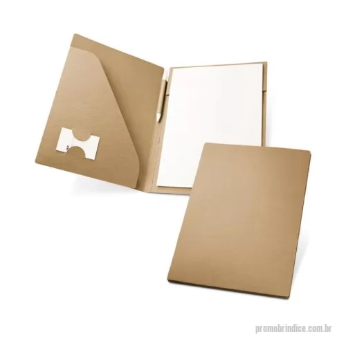 Pasta personalizada - Pasta A4 em cartão kraft (450 g/m²) com um bloco de 20 folhas lisas de papel reciclado (60%) e suporte para cartão de visita. Incluso esferográfica. 230 x 320 x 15 mm