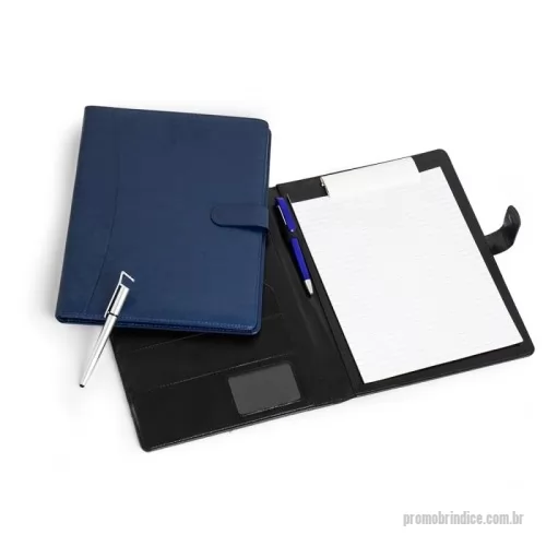 Pasta personalizada - Organização impecável com estilo profissional. Nossa pasta executiva, feita em couro sintético de alta qualidade, acompanha um bloco de aproximadamente 20 folhas pautadas removíveis para anotações, suporte para caneta, bolsos para organizar folhas ou documentos, suporte para cartões, incluindo um com visor de identificação. Além disso, possui fechamento magnético, unindo praticidade e elegância em um único produto.  Altura :  32 cm  Largura :  24,1 cm  Espessura :  2,3 cm  Medidas aproximadas para gravação (CxL):  9 cm x 14 cm  Peso aproximado (g):  540