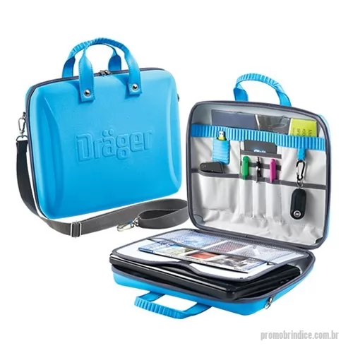 Pasta personalizada - Pasta multiuso muito resistente, perfeita para carregar o aparelho em convenções, eventos corporativos ou reuniões protegendo-o e auxiliando em seu transporte. Fechamento por zíper, alças curtas rebitadas, alça longa removível e revestimento interno.  Aplicação da logomarca em gravação em alto relevo para uma divulgação minimalista em um objeto de design arrojado. Promova sua campanha neste brinde corporativo para fortalecer a identidade da sua marca e produtos, além de presentear seus parceiros ou colaboradores com um item útil e funcional.