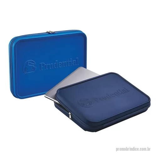 Pasta personalizada - Case para notebook em E.V.A termomoldado em helanca – combinação que permite de um lado rigidez e firmeza para proteger o aparelho e de outro a perfeição nos acabamentos. Por ser um produto muito democrático pode ser facilmente adaptado para diferentes tipos de públicos e, com aplicação da logomarca em gravação em alto relevo, agrega ao produto um visual minimalista, sofisticado e moderno.  Fechamento por zíper e possibilidade de compartimentos internos. A escolha de cores será pensada de maneira estratégica para combinar com o logo da sua marca ou temática da ação promocional.  Aproveite e confira outros brindes para sua empresa, como o apoio de teclado personalizado.