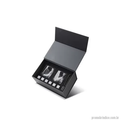 Pedra personalizada - Kit drink contendo 2 copos de vidro 200ml cada , 1 pinça para gelo e 6 pedras de granito para gelo, acondicionado em caixa presenteável. Dimensão do Produto: 1,172kg Peso do Produto: 12,1x27,5x17,2cm