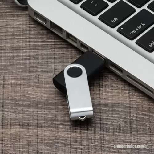 Pen Drive personalizado - Pen Drive Giratório Metálico 4GB/8GB/16GB/32GB  Descrição: Pen drive de metal giratório 4GB/8GB/16GB/32GB, parte interna preta em plástico resistente. Possui uma “argola” na parte em metal que poderá ser utilizado para colocar algum cordão.  Medidas aproximadas para gravação (CxL):  2,8 cm x 1,6 cm  Tamanho total aproximado  (CxL):  5,8 cm x 2 cm  Peso aproximado (g):  14