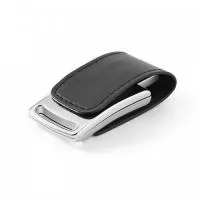 Pen drive em couro sintético com capacidade de 8GB. 58 x 27 x 12 mm