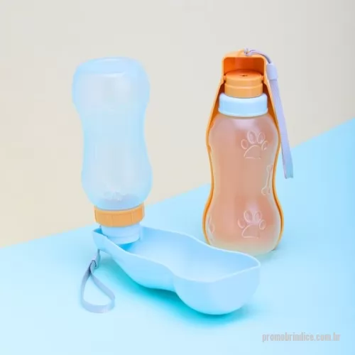 Pet shop personalizado - Garrafa bebedouro para pet feita em plástico com capacidade de 400ml. Tampa rosqueável antivazamento com sistema retrátil, basta puxar a garrafa para a vazão da água através da tigela. Acompanha cordão de nylon.