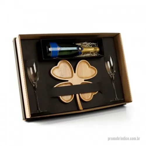 Petisqueira personalizada - Kit para petisco e champanhe. Conta com petisqueira formato de trevo em bambu; Duas taças para champanhe em vidro; Espaço para garrafa com palha (NÃO ACOMPANHA GARRAFA). Estão perfeitamente acomodados em uma caixa para presentear.