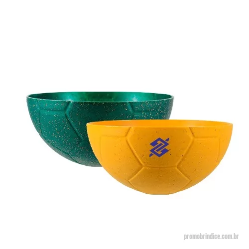 Petisqueira personalizada - Capacidade 240ml. Petisqueira em formato de bola de futebol, feito com 50% de fibra de madeira e 50% de Plástico Premium (PP) atóxico, resistente à micro-ondas e lava-louças. Agora disponível em 6 cores especiais que utilizam pigmentos orgânicos na fabricação. Produto sustentável, feito através do reaproveitamento de resíduo de madeira de reflorestamento. 