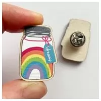 Pins Ecológicos em Bambu, Madeira ou MDF. Personalizações a Laser, pintados a mão ou UV Digital. Tamanhos e formatos personalizados, recortados e exclusivos. Verso com Pino e Fecho de Metal (Borboleta).