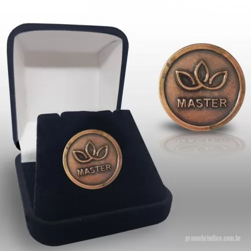 Pin personalizado - Pin Personalizado MK_PIN_23 com sua logomarca. 20 anos ajudando a cotar Brindes Promocionais com várias empresas num único clique. Pin Aloha Master  Pin em metal latão, sistema de estampo, alto e baixo relevo, banho bronze envelhecido, Fecho pino e borboleta. ** Embalagem não inclusaPin Aloha Master  Pin em metal latão, sistema de estampo, alto e baixo relevo, banho bronze envelhecido, Fecho pino e borboleta. ** Embalagem não inclusaPin Personalizado, 120696, Mkorn Empreendimentos. Clique e Cote no Portal PromoBríndice!