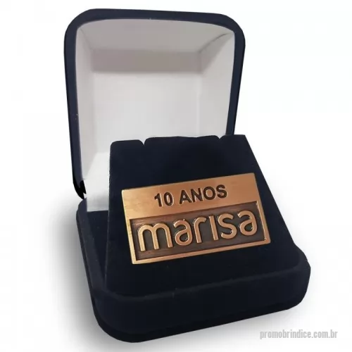 Pin personalizado - Pin em metal latão, bronze envelhecido com efeito, logo alto e baixo relevo, fecho fast gripper. Pin desenvolvido para premiação de reconhecimento por tempo de serviço aos colaboradores Marisa.   *Embalagem não inclusa