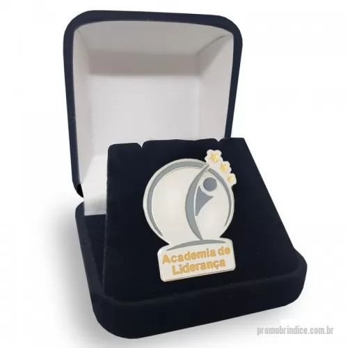 Pin personalizado - Pin Sequoia - Academia de Liderança  Pin em metal fundido com recorte especial,logo baixo relevo modelado. Folheado a níquel,com esmalte duas cores, pino e fecho greep fastener.  *Embalagem não inclusa