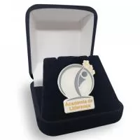 Pin Sequoia - Academia de Liderança  Pin em metal fundido com recorte especial,logo baixo relevo modelado. Folheado a níquel,com esmalte duas cores, pino e fecho greep fastener.  *Embalagem não inclusa