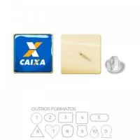 Pin metálico com banho de ouro (dourado).  Impressão digital em etiqueta resinada.  Fixação por pino e borboleta de silicone