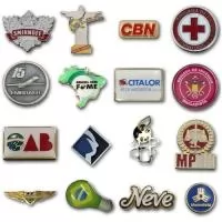 Pin metal diversos formatos, niquelado ou dourado, impressão digital sem limite de cores e acabamento em resina cristal, fixação com feixo de latão, ou imã, ou alfinete. 