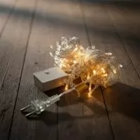Pisca-pisca com iluminação em LED e voltagem de 127V. Conta com 100 lâmpadas distribuídas ao longo aproximadamente 10 metros de cabo, além de botão de acionamento de oito modos de efeitos de luz.