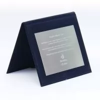 Placa de agradecimento Duratex em aço escovado, logo e dizeres em baixo relevo e sem pintura, medida 15cm x 12 cm, acompanha capa cardápio