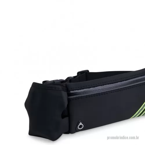 Pochete personalizado - Possui um bolso principal espaçoso, ideal para celulares, com uma divisória interna que protege a tela de riscos e organiza outros itens. Na parte externa, conta com um compartimento exclusivo para garrafinhas de água ou isotônicos e um bolso menor, ideal para chaves, documentos ou pequenos objetos como pastilhas. Leve e discreta, essa pochete ainda oferece saída para fones de ouvido e faixas refletivas, garantindo mais segurança durante corridas noturnas.