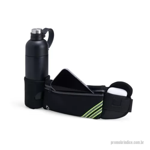 Pochete personalizado - Torne suas caminhadas ainda mais práticas com esta pochete funcional! Fabricada em neoprene e resistente à água, ela é perfeita para qualquer aventura. Possui um bolso principal espaçoso, ideal para celulares, com uma divisória interna que protege a tela de riscos e organiza outros itens. Na parte externa, conta com um compartimento exclusivo para garrafinhas de água ou isotônicos e um bolso menor, ideal para chaves, documentos ou pequenos objetos como pastilhas. Leve e discreta, essa pochete ainda oferece saída para fones de ouvido e faixas refletivas, garantindo mais segurança durante corridas noturnas.