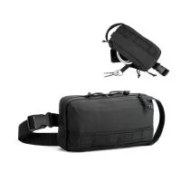 Pochete em poliéster reciclado 600D de alta densidade e forro em poliéster reciclado 210D. Possui um compartimento principal espaçoso, um bolso e tiras multifuncionais na parte frontal. A bolsa tem uma pega e alça ajustável que permite o uso à cintur