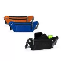 Descrição: Pochete esportiva confeccionada em poliéster filamentado resistente à água. Possui cinto ajustável com fivela plástica de encaixe, saída para fones de ouvido e três compartimentos com fechamento em zíper, sendo dois na parte frontal e um traseiro antifurto.  Altura :  11 cm  Largura :  29 cm  Medidas aproximadas para gravação (CxL):  6 cm x 17 cm  Peso aproximado (g):  42