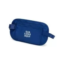 A pochete tipo doleira é confeccionada em nylon resistente, oferecendo praticidade e segurança para o transporte de objetos pessoais. Seu design compacto antifurto conta com dois bolsos de tamanhos diferentes, ideais para organizar documentos, dinheiro e pequenos acessórios. O cinto ajustável em elástico com fivela de encaixe garante conforto e adaptação ao corpo, tornando-a perfeita para viagens, eventos e uso diário. Um brinde funcional e personalizável que valoriza a marca e proporciona utilidade ao público.