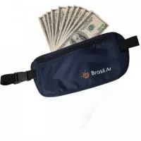 Somos fabricantes! Produzimos essa pochete porta dólar em qualquer cor com a sua logo. Fabricada em nylon 420, possui cinta de elástico e divisória interna que disfarça documentos e dinheiro embaixo da roupa. Presente muito útil para viagens ou compras,que divulgará SUA MARCA por muito tempo! Medidas 28x13.