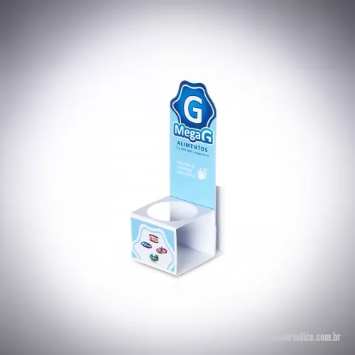 Porta álcool gel personalizada - O porta álcool em gel personalizado, fabricado em plástico poliestireno (PS) de 3mm, oferece uma solução prática e elegante para dispor o álcool em gel, alinhado à identidade visual da empresa com cores, logo e marcas parceiras em destaque.  Leve e fácil de manusear e armazenar, sua produção envolveu precisos recortes a laser, assegurando qualidade e durabilidade.  Otimize a organização de espaços com porta álcool em gel da AD Plastic, perfeitos para reforçar a marca e manter a higiene de forma estilizada.   Especificações do Produto:  - Altura: 20 cm - Largura: 12 cm - Comprimento: 12 cm - Espessura: 0,5 cm - Peso: 200 g