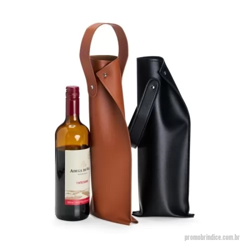 Porta bebida personalizada - Descrição: Apresentação sofisticada e prática! O porta vinho feito em poliuretano comporta uma garrafa e é ideal para um manuseio seguro e eficiente. Conta com alça para transporte e encaixe superior, proporcionando um fechamento firme e mantendo a garrafa estável dentro do estojo.  Altura :  37,8 cm  Largura :  14,9 cm  Medidas aproximadas para gravação (CxL):  29 cm x 13 cm  Tamanho total aproximado  (CxL):  Comprimento alça ponta a ponta: 37,2 cm  Peso aproximado (g):  63