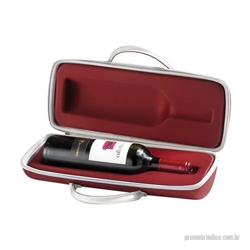 Porta bebida personalizada - Case para Garrafa de Vinho Termomoldada Promocional M-269 Maleta para vinho, champagne ou bebidas similares confeccionada em E.V.A. termomoldado com acabamento em helanca, gravação de logomarca em alto relevo, revestimento interno e fechamento por zíper.  Por ser um item termomoldado criado especialmente para sua empresa pode comportar perfeitamente garrafas de diversos tamanhos – das tradicionais às menores ou até mesmo miniaturas. Conserva a bebida e protege a embalagem proporcionando estabilidade e segurança durante o transporte do produto.  Ideal para eventos e comemorações empresariais, este produto personalizado é perfeito para um público que preza por situações de descontração banhadas por elegância e sofisticação.