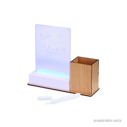 porta caneta personalizada - Moderno e funcional, este quadro de mensagens em LED é ideal para anotações e comunicações dinâmicas. Possui estrutura plástica com base em MDF e porta-caneta integrado, fazendo com que seja estável e prático para o dia a dia. Funciona via conexão USB (fonte não inclusa) ou com 3 pilhas AAA, tornando seu uso versátil. Acompanha caneta plástica com carga de giz líquido, permitindo escritas nítidas e fáceis de apagar com pano ou papel.  Altura :  17,3 cm  Largura :  19,9 cm  Profundidade :  6,4 cm