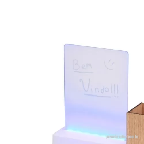 porta caneta personalizada - Moderno e funcional, este quadro de mensagens em LED é ideal para anotações e comunicações dinâmicas. Possui estrutura plástica com base em MDF e porta-caneta integrado, fazendo com que seja estável e prático para o dia a dia. Funciona via conexão USB (fonte não inclusa) ou com 3 pilhas AAA, tornando seu uso versátil. Acompanha caneta plástica com carga de giz líquido, permitindo escritas nítidas e fáceis de apagar com pano ou papel.