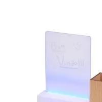 Moderno e funcional, este quadro de mensagens em LED é ideal para anotações e comunicações dinâmicas. Possui estrutura plástica com base em MDF e porta-caneta integrado, fazendo com que seja estável e prático para o dia a dia. Funciona via conexão USB (fonte não inclusa) ou com 3 pilhas AAA, tornando seu uso versátil. Acompanha caneta plástica com carga de giz líquido, permitindo escritas nítidas e fáceis de apagar com pano ou papel.