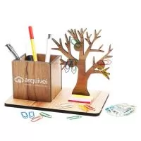 Material produzido em MDF cortado a laser, com 3 pontos de ímãs para prender clips metálicos. Produto embalado em caixa de papel kraft na cor natural. Personalização na tampa da caixa e no produto em silkscreen a 1 cor.. formato 19x15x11,5 cm. Design Exclusivo da Remind®