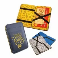Porta Cartão Mágico – PC5 pode ser confeccionada em couro ou sintético nobre diversas opções de materiais e cores (modelo da foto foi confeccionado no sintético casco azul com forro em nylon sublimado). Possui compartimento para nota, cartão e possui segredo de fitas. Personalização com gravação em baixo relevo ou digital colorido